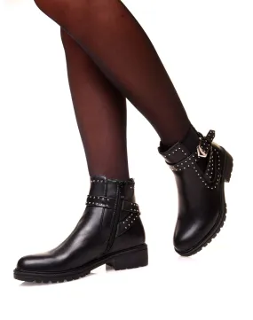 Bottines noires ajourées dune sangle et de clous